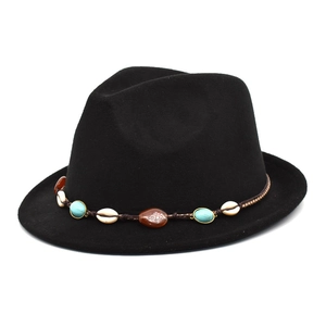 Détail du chapeau en laine avec ruban tressé bohème, coquillages et perles turquoise