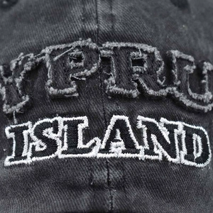 Detailaufnahme der Island-Stickerei auf einer gewaschenen schwarzen Baumwoll-Cap