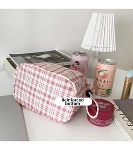 Détail montrant le fond renforcé de ce sac baguette à carreaux roses pour une meilleure tenue