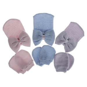 Set detallado de tres gorros de bebé a rayas con lazos grandes y mitones a juego