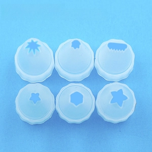 Dettaglio di sei beccucci in plastica blu traslucida per decorazioni e torte fai-da-te