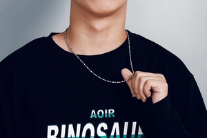 Detail of silver stainless steel bamboo link chain necklace worn by a male model
