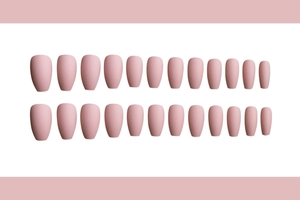 Juego completo de uñas postizas de bailarina rosa mate sobre fondo blanco.