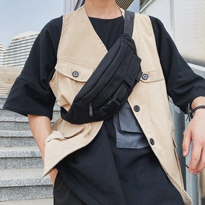 Schwarze Canvas-Brusttasche für Herren im Urban-Style mit praktischen Mehrfachtaschen