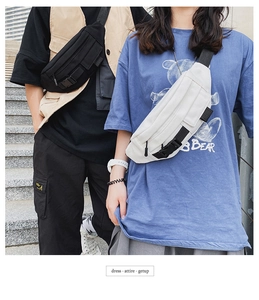 Detail von Canvas-Brusttaschen in Schwarz und Off-White im Streetstyle auf Models