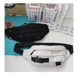 Detailansicht der schwarzen und beigen Bauchtaschen aus Canvas mit verstellbarem Gurt