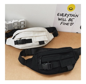 Detailansicht von Segeltuch-Brusttaschen in Schwarz und Weiß mit verstellbaren Schnallen