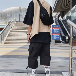 Nylon-Brusttasche im Urban Outdoor Stil mit Schnalle kombiniert mit Streetwear-Outfit