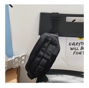 Detailansicht der schwarzen Canvas-Brusttasche mit verstellbarem Gurt und Reißverschluss
