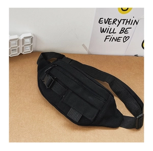 Detailansicht der schwarzen Canvas-Brusttasche mit Reißverschlüssen und verstellbarem Gurt