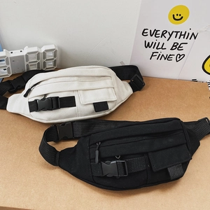 Minimalistische Brusttaschen aus Segeltuch in Schwarz und Off-White mit verstellbaren Gurten