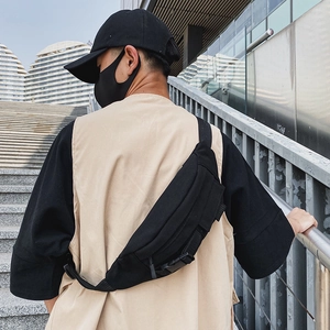 Detailansicht der schwarzen Canvas-Brusttasche mit verstellbarem Gurt und Cargo-Stil