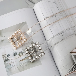 Chic gold and silver transparent belts with pearl-encrusted square buckles on magazines