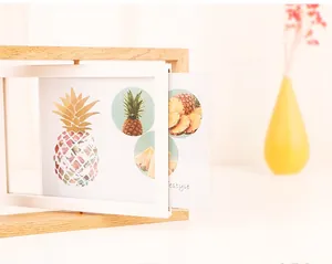 Detail eines nordischen drehbaren Holzfotorahmens mit doppelseitigem 360-Grad-Acryl-Display