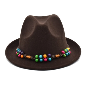 Chapeau fedora classique en feutre marron foncé avec ruban de perles en bois colorées