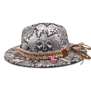 Détail du chapeau fedora à motif serpent avec glands bohèmes et décor de coquillages