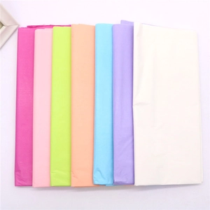 Vista detallada de hojas de papel de seda de colores para envolver regalos