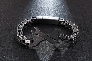 Gros plan d'un bracelet industriel pour hommes avec clés croisées et chaîne à maillons