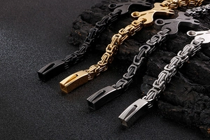 Détail de bracelet byzantin pour homme avec fermoir créatif en clé plate en divers coloris