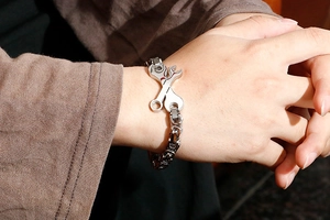 Détail d'un bracelet pour homme en acier inoxydable avec motif de clé à molette