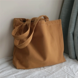 Sac cabas en toile caramel montrant les détails du tissu et les doubles poignées