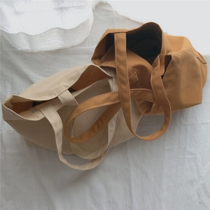 Vue à plat de sacs cabas minimalistes en toile beige et marron pour le quotidien