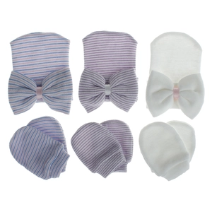 Detalle del conjunto de punto para recién nacido con gorro y manoplas con lazos grandes