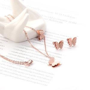 Détails de l'ensemble collier et boucles d'oreilles papillon en or rose sur support blanc