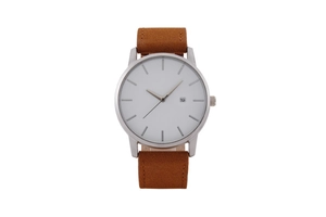Détail de la montre en acier argenté avec cadran blanc, dateur et bracelet en cuir marron
