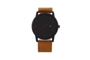 Détail de la montre minimaliste à cadran noir avec bracelet en cuir marron et date