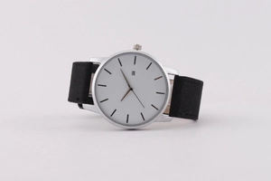 Vue détaillée d'une montre à quartz pour homme avec affichage de la date et cuir noir