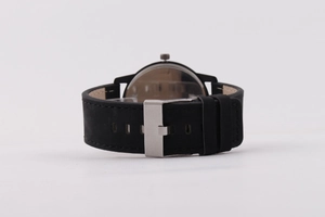 Vue détaillée du bracelet de montre noir mat et de la boucle en métal argenté poli de l'homme