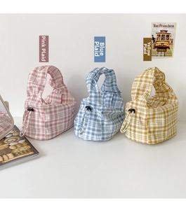Détail des sacs à main à carreaux vichy rose bleu et jaune avec cordon de serrage