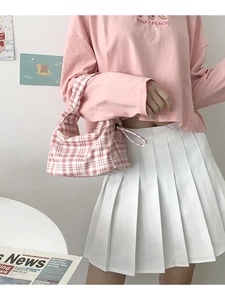 Sac à main à carreaux rose et blanc avec un t-shirt rose brodé à manches longues