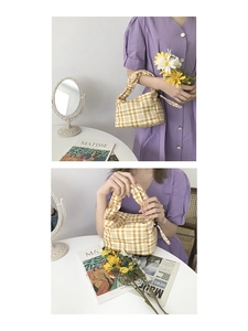 Détail d'un sac à main en tissu à carreaux jaune et blanc avec poignées stylées