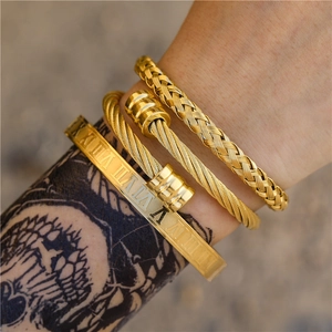 Herren Armband-Set aus Titanstahl mit römischen Ziffern und Texturen im Punk-Stil