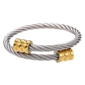 Detail van tweekleurige roestvrijstalen kabelarmband met gegraveerde uiteinden