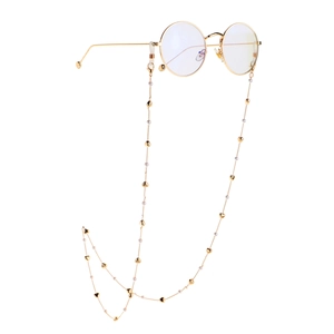 Goldene Brillenkette mit kleinen weißen Perlen und Herzanhängern an einer Goldfassung