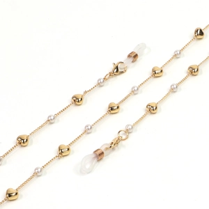 Goldene Brillenkette mit Herzperlen und weißen Perlen an einer minimalistischen Schnur