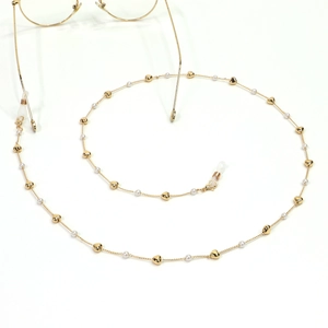 Elegante goldene Brillenkette mit Perlen und Herzperlen auf weißem Hintergrund