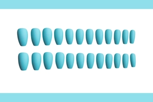 Detalle de 24 uñas postizas mate azul cielo con forma de ataúd en varios tamaños