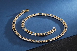 Detailansicht der zweifarbigen NK-Gliederkette in Gold und Silber mit Texturfinish