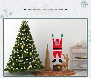 Décoration de Père Noël grimpant en velours dans un décor de fête chaleureux