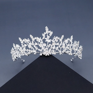 Elegante zilveren bruidstiara met strass bloemmotief op een zwarte displaystand