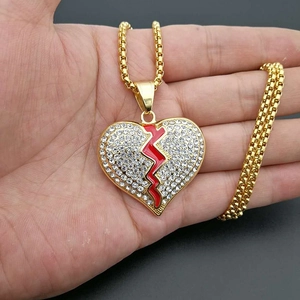 Pendentif cœur brisé style hip hop plaqué or avec émail rouge et cristaux