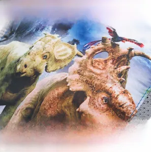 Détail de la casquette soleil enfant avec imprimé dinosaure sur tissu à séchage rapide