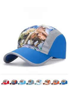 Détail de casquette de baseball en mesh respirant avec motif dinosaure multicolore