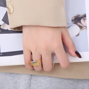 Goldener Ring mit blauem Auge des Bösen-Detail, am Model für einen Mode-Look