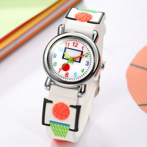 Detail einer 3D-Kinderuhr mit Basketballmotiv und weißem Silikonarmband für Jungen