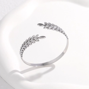 Dettaglio macro del design a foglia d'argento su un bracciale a polsino aperto